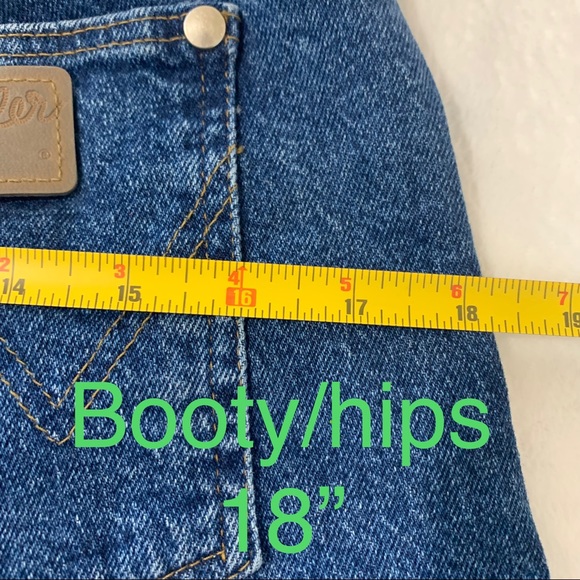 Vintage wrangler jeans “wrangler butts drive me nuts” 😜 - Picture 7 of 10